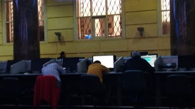النوم وقراءة القرآن يسيطران على قاعة التداول بالبورصة