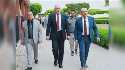 رئيس جامعة قناة السويس يتفقد المستشفيات الجامعية