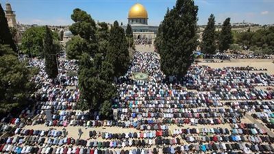 الآلاف يؤدون صلاة الجمعة في المسجد الأقصى ثاني أيام رمضان (شاهد)
