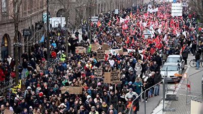 اشتعال احتجاجات فرنسا بسبب نظام التقاعد وتأجيل زيارة الملك تشارلز لباريس