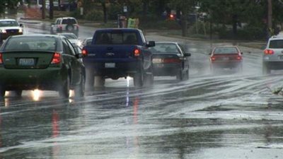 10 نصائح لقيادة آمنة خلال سقوط الأمطار
