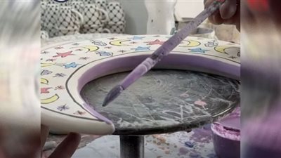فلسطيني يصنع 100 هلال يوميًا لتلبية سوق رمضان| فيديو