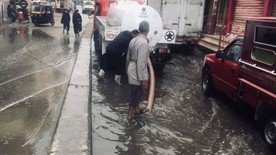 انتشار سيارات سحب مياه الأمطار بشوارع الفيوم