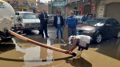 رفع تجمعات مياه الأمطار بالشوارع والميادين فى الفيوم
