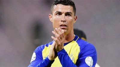 كريستيانو رونالدو يداعب أسطورة النصر السعودي(صور)