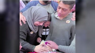 الفلسطينيون يودعون شهداءهم.. و«الشلل» يضرب إسرائيل