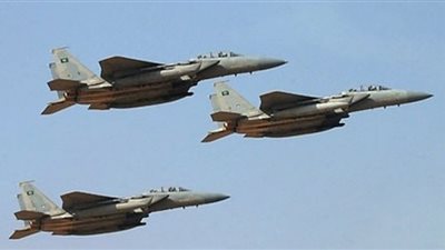 طائرات التحالف تهاجم تعزيزات للحوثيين بالقرب من باب المندب