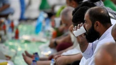 صائمو المسجد النبوي يفطرون بحبات التمر وماء زمزم (صور)
