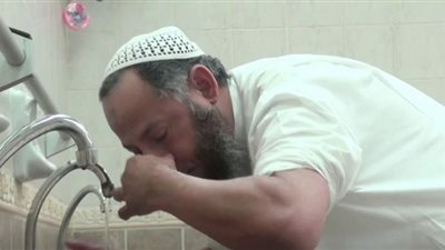 حكم المضمضة والاستنشاق وتذوق الطعام للصائم