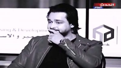 طليق منة عرفة يبكي على الهواء (فيديو)