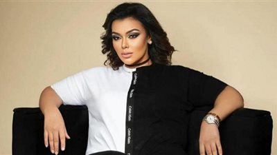 ندى رحمي تستقبل رمضان بالعباءة السوداء ومكياج ناعم| صور