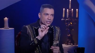 تعليق حسن شاكوش على سجود زوجته في حفل زفافهما (شاهد)