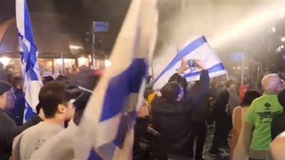 الشرطة الإسرائيلية تستخدم مدافع المياه لإبعاد المتظاهرين (شاهد)