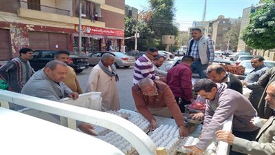 محافظ أسيوط: إقبال كبير من المواطنين على المنافذ المتنقلة لشراء السلع