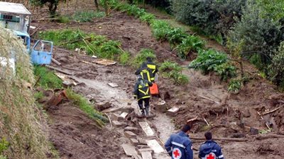 انهيار أرضي يُنهي حياة 16 شخصًًا