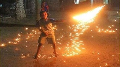 مصائب اللعب بسلك المواعين المشتعل.. يعملوها الصغار ويكتوي بنارها الكبار