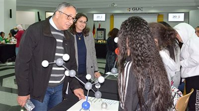 معرض لنماذج ثلاثية الأبعاد للمركبات الدوائية بصيدلة الألمانية بالقاهرة