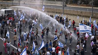 الشرطة الإسرائيلية تستخدم خراطيم المياه لتفريق المتظاهرين (شاهد)