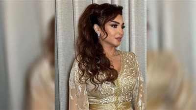 روجينا تشعل الأجواء بقفطان ذهبي رمضاني (صور)