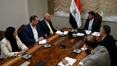 وزير الرياضة يناقشُ مع رئيس اتحاد الرماية استعدادات استضافة بطولة العالم