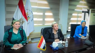 وزيرة البيئة تتسلم أول نسخة من الخطة العربية لمدة ٥ سنوات قادمة