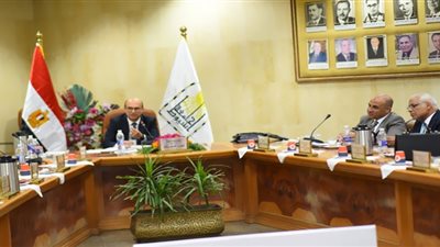تكريم نائبى رئيس جامعة أسيوط السابقين تقديرا لجهودهم