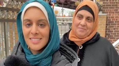 مصرية تنجح في رفع الآذان لأول مرة بمدينة أمريكية (فيديو)