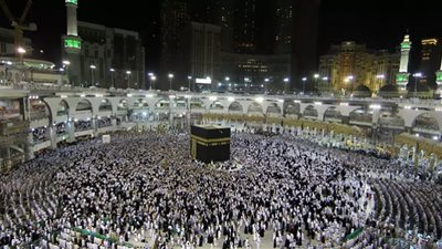 صلاة العشاء والتراويح من الحرم المكي.. بث مباشر