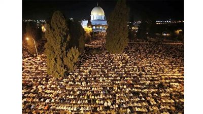 المئات يؤدون صلاة التراويح في المسجد الأقصى.. بث مباشر