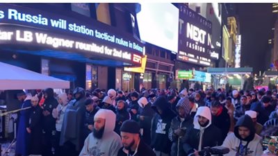 آلاف المسلمين يؤدون صلاة التراويح في ميدان تايم سكوير بنيويورك.. شاهد