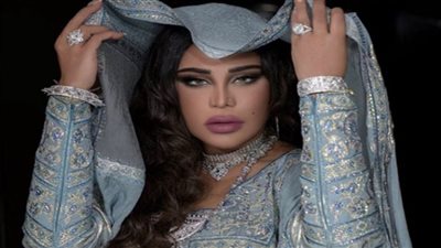 أحلام تشبه أميرات ديزني بمكياج صاخب ومخمل المزركش