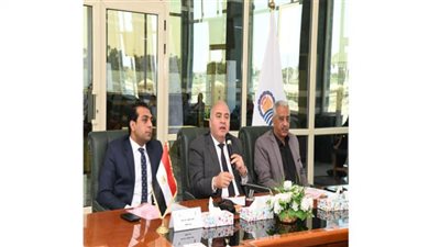 محافظ قنا يحث على التعاون بين الهيئات الصحية