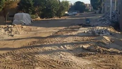 واتس آب الوفد...مواطنو أرض اللواء بأسنا الجديدة يطالبون برصف طريق الرى المغطى