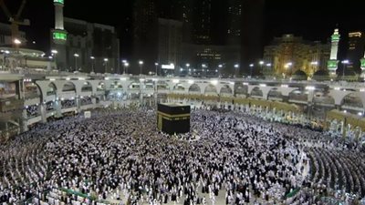 صلاة العشاء والتراويح من الحرم المكي.. بث مباشر