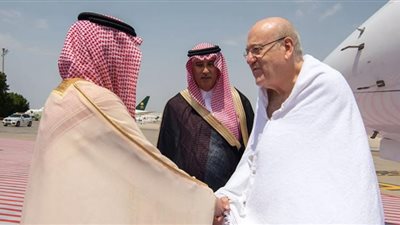 رئيس وزراء لبنان في ملابس الإحرام بمكة المكرمة