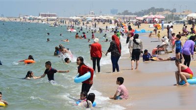 هروبا من إرتفاع درجة الحرارة.. إقبال كبير علي شاطئ بورفؤاد