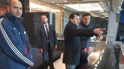 وزير الرياضة يطمئن على جاهزية ستاد القاهرة قبيل مباراتي الأهلى والهلال والزمالك والمريخ