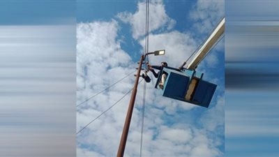 محافظ الإسماعيلية يتابع أعمال الإنارة بالمراكز والمدن