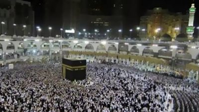 صلاة العشاء والتراويح من الحرم المكي.. بث مباشر