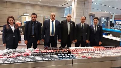 إحباط محاولة تهريب 1800 عبوة مستحضرات تجميل بمطار القاهرة