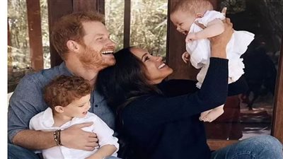 شاهد.. أفراد العائلة المالكة يهنئون الطفلة ليليبيت بعيد ميلادها الأول