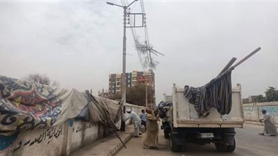 إزالة جميع التعديات علي طريق مزلقان الجبانة جنوبي مدينة دشنا