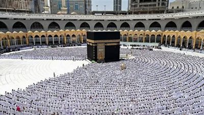 مظلة معتمر لوقاية زوار بيت الله من أشعة الشمس