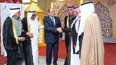 مشايخ قبائل سيناء يقدمون هدية تذكارية للرئيس السيسي