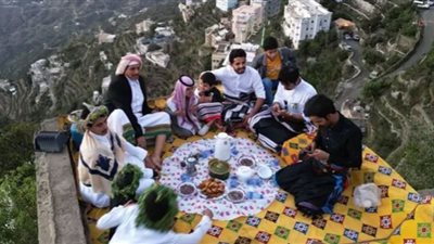 إفطار على حافة جبال بالسعودية.. طقوس رمضانية (فيديو)