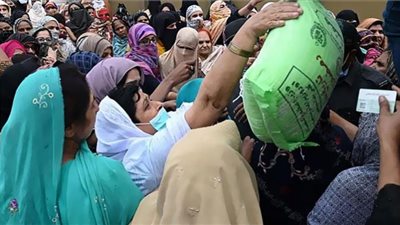 19 حالة وفاة بباكستان فى تدافع دموي على مراكز الطعام بالمجان
