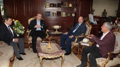 محافظ بني سويف يبحث مع نقباء الأطباء والأسنان والبيطريين حزمة إجراءات لتعظيم سبل التعاون