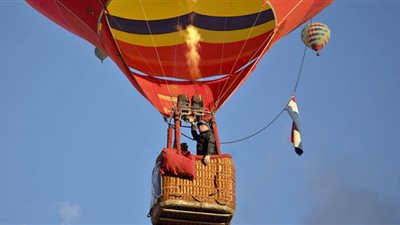 احتراق منطاد في السماء على ارتفاع 200 متر .. فيديو