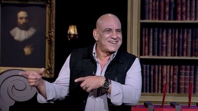 محمد لطفي يرفض لمس الفنانات (فيديو)