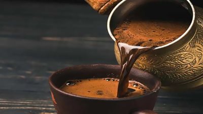 شرب القهوة مضر أثناء الحيض.. أطباء يوضحون السبب